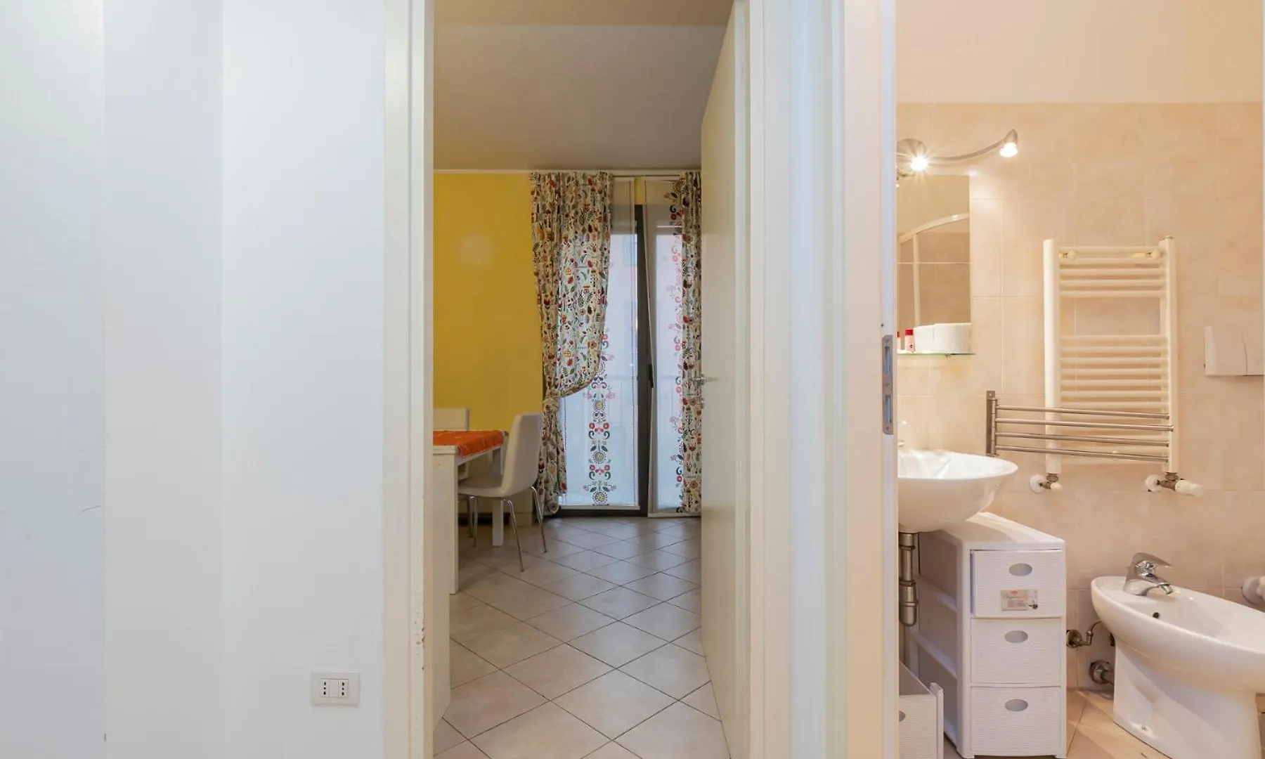 Xenia Apartments - Spacious Three-Room Apartment 10 Min From Linate Milan