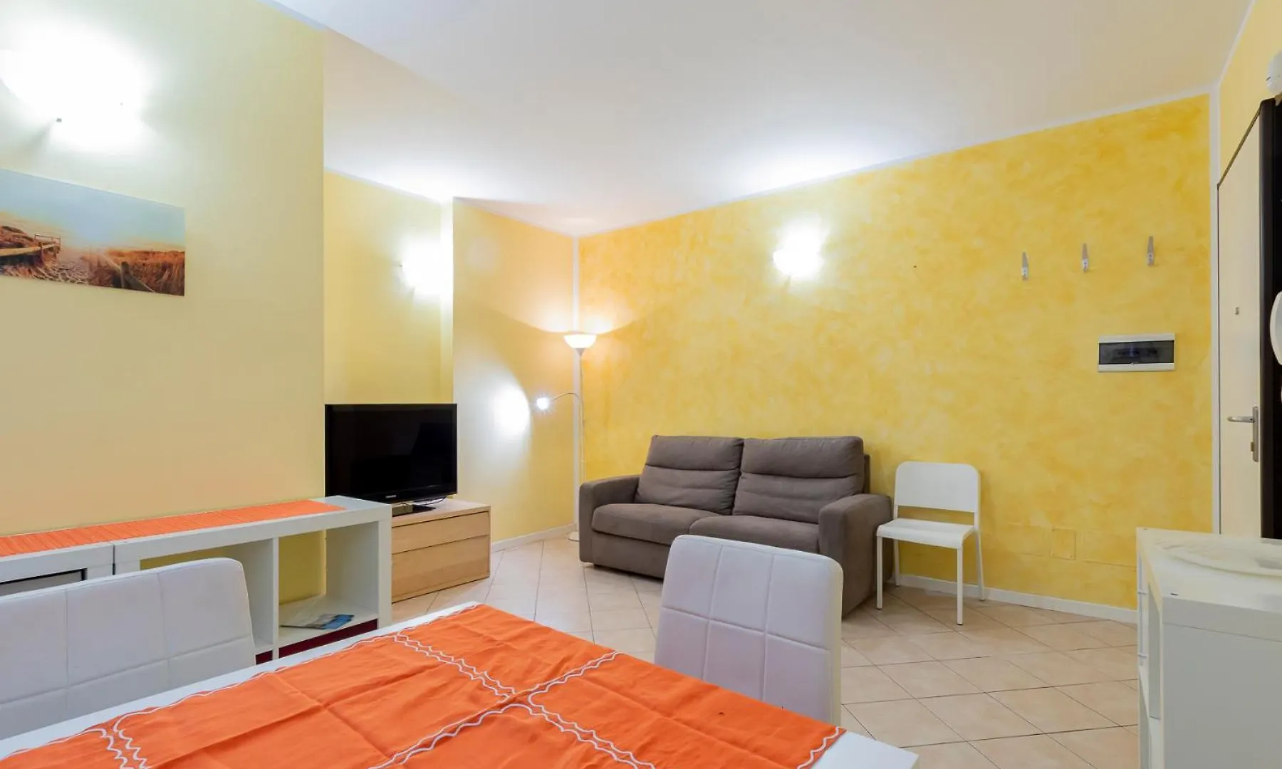 Xenia Apartments - Spacious Three-Room Apartment 10 Min From Linate Milan Italy